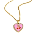Collana a cuore dorata con smalto rosa, motivo a ciliegia e cristalli su sfondo bianco - Collana Con Ciondolo a Cuore e Ciliegia in Smalto Rosa-Oro