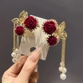 Eleganti orecchini con rose di velluto rosso, farfalla dorata e nappe di perle - Nappa Rosa Rossa Ciliegia