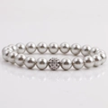 Dettaglio del bracciale di perle grigio argento con una sfera centrale in strass traforata - Grigio Argento