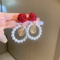 Détail de boucles d'oreilles rose en velours rouge avec perles et pendentif doré - Boucles d'oreilles pendantes françaises avec rose et perle (29#)