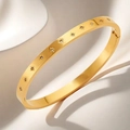 Primer plano de pulsera dorada de acero con estrellas y circonitas incrustadas - Dorado
