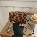 Schicke Crossbody-Tasche mit Leopardenmuster, Doppelschnallen und Wildleder-Finish - Braun