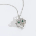 Détail du pendentif chouette en argent avec yeux en pierre verte sur chaîne fine - Hibou / Argenté