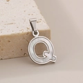 Pendentif lettre Q en acier argenté avec incrustation en nacre blanche brillante - Pendentif Lettre Q (KP115555-K)