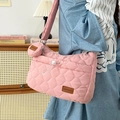 Sac à épaule matelassé rose avec mini porte-monnaie assorti et détail de cordon blanc - Rose