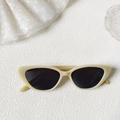 Retro cat-eye sunglasses with cream-colored frames and dark gray UV lenses - Jelly Off-white