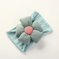 Nahaufnahme von hellblauem Strick-Babystirnband mit großer salbeigrüner Stoffblume - Bohnengrün