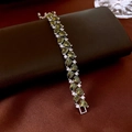 Details von Silberarmband mit grünen Birnenschliff-Steinen und Zirkonia-Akzenten - Silber-Olivgrün (Tropfenform)
