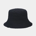 Vue détaillée du chapeau bob en coton noir avec bords effilochés et texture en sergé - Taille unique / Noir