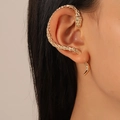 Gothische gouden slangenoorbel met groene edelsteenogen en gedetailleerde schubben - Slangen ear cuff - Rechteroor - KC goud (X190)