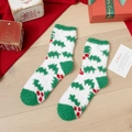 Detailansicht weißer Korallenfleece-Weihnachtssocken mit festlichen grünen Baum-Mustern - Einheitsgröße / Weiß Glocke und Baum