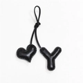 Dettaglio charm per borsa in pelle nera a forma di cuore e lettera Y con cuciture a mano - Nero con Cuore Nero