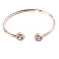 Bracciale rigido aperto in oro rosa minimalista con due pietre di zirconia a castone - Oro rosa