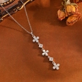 Détail du collier à pendentif fleur argentée avec franges en cristal sur velours - Collier Fleur à Gland Argenté