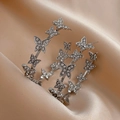 Orecchini a cerchio in argento con farfalle di cristallo su sfondo di raso beige - Stile Cerchio Farfalla (Ago d'Argento-Orecchini Farfalla Argento) / Argento
