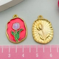 Pendentif tulipe en émail doré montrant une taille de 2,5 cm pour bijoux DIY - 22x16mm / Tulipe Rouge Violette