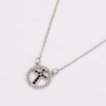 Detailopname van de zilveren stalen ketting met een ronde zwarte kruishanger en kralenrand - Zilver [Zwarte Zirkonia]