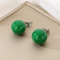 Detalle de pendientes de bola de cristal verde en bandeja metálica con pernos de titanio - Base Plateada de 12mm Perla Artificial Verde Esmeralda