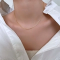 Dettaglio di una sottile collana a catena serpente in oro 18K sulla clavicola - 1MM Oro (40+5CM) / Oro