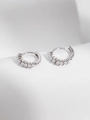 Dettaglio di eleganti orecchini a cerchio con perle argentate e finitura lucida su bianco - Piccolo Cerchio con Perla / Oro Bianco