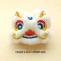 Dettaglio della toppa in peluche Leone Cinese con ricamo colorato, misura 5,5x6 cm - Drago del Capodanno bianco