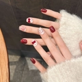 Detalle de uñas postizas hechas a mano rojas con lazos de terciopelo y purpurina - Extra Pequeño (XS) / Coffin Extra Corto (2792)