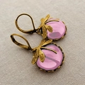 Detailaufnahme von Retro-Libellenohrringen mit rosa Mondstein-Anhängern und Goldhaken - Rosa