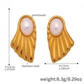 Dettaglio orecchini a ventaglio con perle, mostra dimensioni di 3,5cm altezza e 2,9cm larghezza - Forma a Ventaglio con Perla di Conchiglia (F203) / Oro