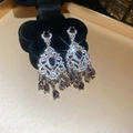 Boucles d'oreilles pendantes argentées avec cristaux violets et détails carrés - Gland Larme Violet Argenté (68#)