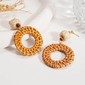 Dettaglio di orecchini a cerchio in rattan con perle di paglia e accenti in legno - Perno per orecchini in argento - Caffè Tondo