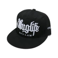 Dettaglio del ricamo 3D bianco con scritte Thuglife e OUTLAW su un cappellino hip hop nero - Nero