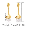 Détail de longues boucles d'oreilles perles dorées, longueur 4,3cm et perle de 1,2cm - Style Pendant Perle Courbé (KE0759)