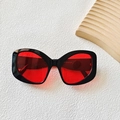 Occhiali da sole cat-eye da donna con montatura nera spessa e lenti rosse trendy - Nero Rosso