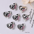 Detail van hartvormige zilveren metalen bedeltjes met roze zirkoon en 23 mm grootte - Roze Diamant Hart Type 2 / 23mm*21mm