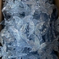 Primer plano de colgantes de mariposa azul transparente e iridiscente para manualidades - Azul