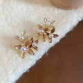 Vintage 18k gold plated flower earrings with pearls on white faux fur background - Gold Brown Flower Style (3#)