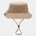 Detalle de gorro de pescador caqui en algodón con ojales, broches y cordón ajustable - Caqui Liso