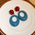 Retro geometrische Tropfenohrringe mit einer roten Kugel und tiefblauem ovalem Anhänger - 925 Silber Nadel Rote Kugel Blauer Ovaler Ring