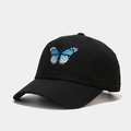Primer plano del bordado de mariposa azul y blanco en una gorra de béisbol de algodón negro - Ajustable / Negro