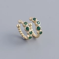 Ear cuff dorati con quattro gemme verdi e texture a piccoli grani su sfondo grigio - Argento 925 / Color Oro Giallo (Coppia)