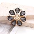 Elegante ciondolo a girasole in lega dorata con cristalli grigi e piccoli strass - Grigio