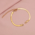 Detalle de pulsera de cadena de serpiente dorada con cierre de mosquetón en tela rosa - Chapado en Oro 18K