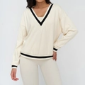 Crèmekleurige sportieve sweater met V-hals en zwart-wit gestreepte ribgebreide boorden - S / Abrikoos Beige
