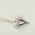 Minimalistische 3D-Herzanhänger-Halskette mit poliertem Silber-Finish auf feiner Gliederkette - Kleines Herz / Platinfarbe