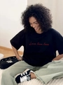 Χαλαρό μαύρο βαμβακερό T-shirt με κόκκινη στάμπα Love για μια κομψή και καθημερινή εμφάνιση - S / Μαύρο