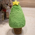 Peluche a forma di albero di Natale verde con stella gialla su un tappeto morbido - Albero di Natale (Verde) / 20cm