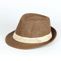 Dettaglio di un cappello fedora in paglia marrone con nastro decorativo traforato - Caffè scuro