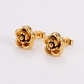 Primer plano de pendientes de rosa 3D de acero inoxidable dorado en fondo blanco - Dorado