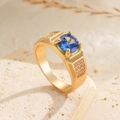 Makroaufnahme des Herrenrings in Gold mit blauem Zirkon und seitlichem Mikro-Pavé-Besatz - US 7 / Gold Runder Blauer Edelstein