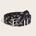 Cintura punk in denim nero con borchie a stella argentate e doppi occhielli su sfondo beige - Nero